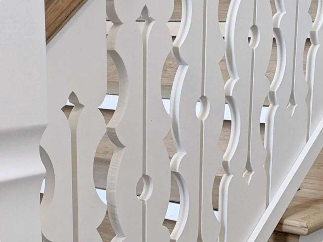 Ringhiera traforata decorativa in legno